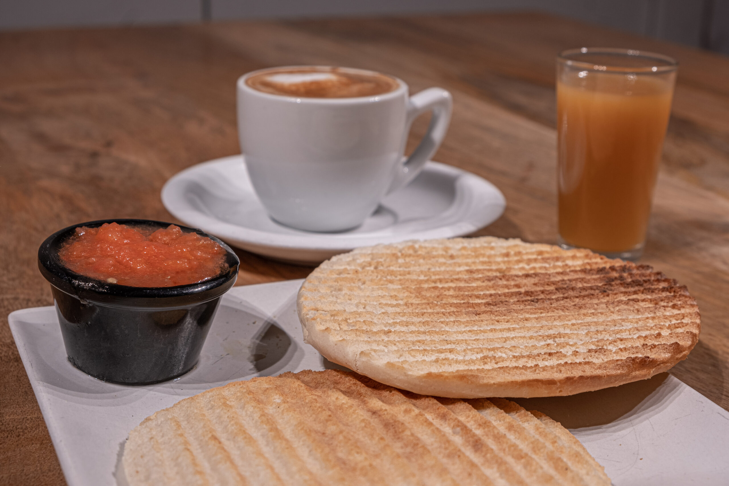 Desayuno piraña con molletes, tomate natural, zumo y café